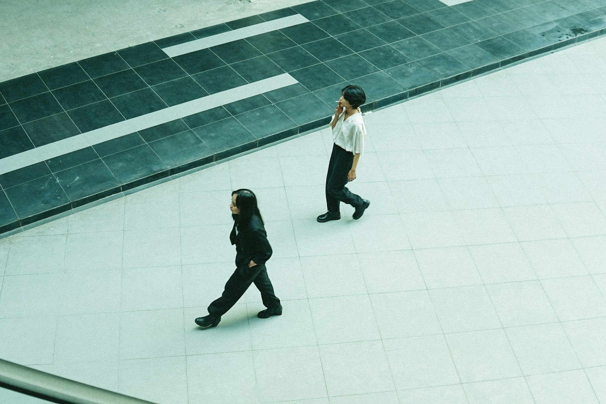 Moda editorial minimalista estilo Zara grupo mujeres